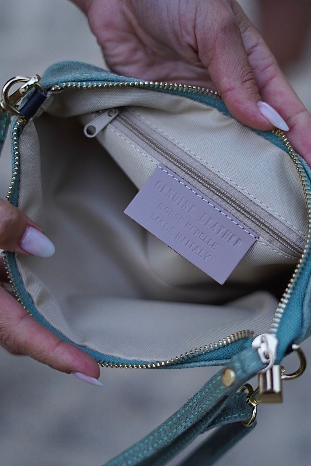 Pochette en cuir vert, orné de clous dorés