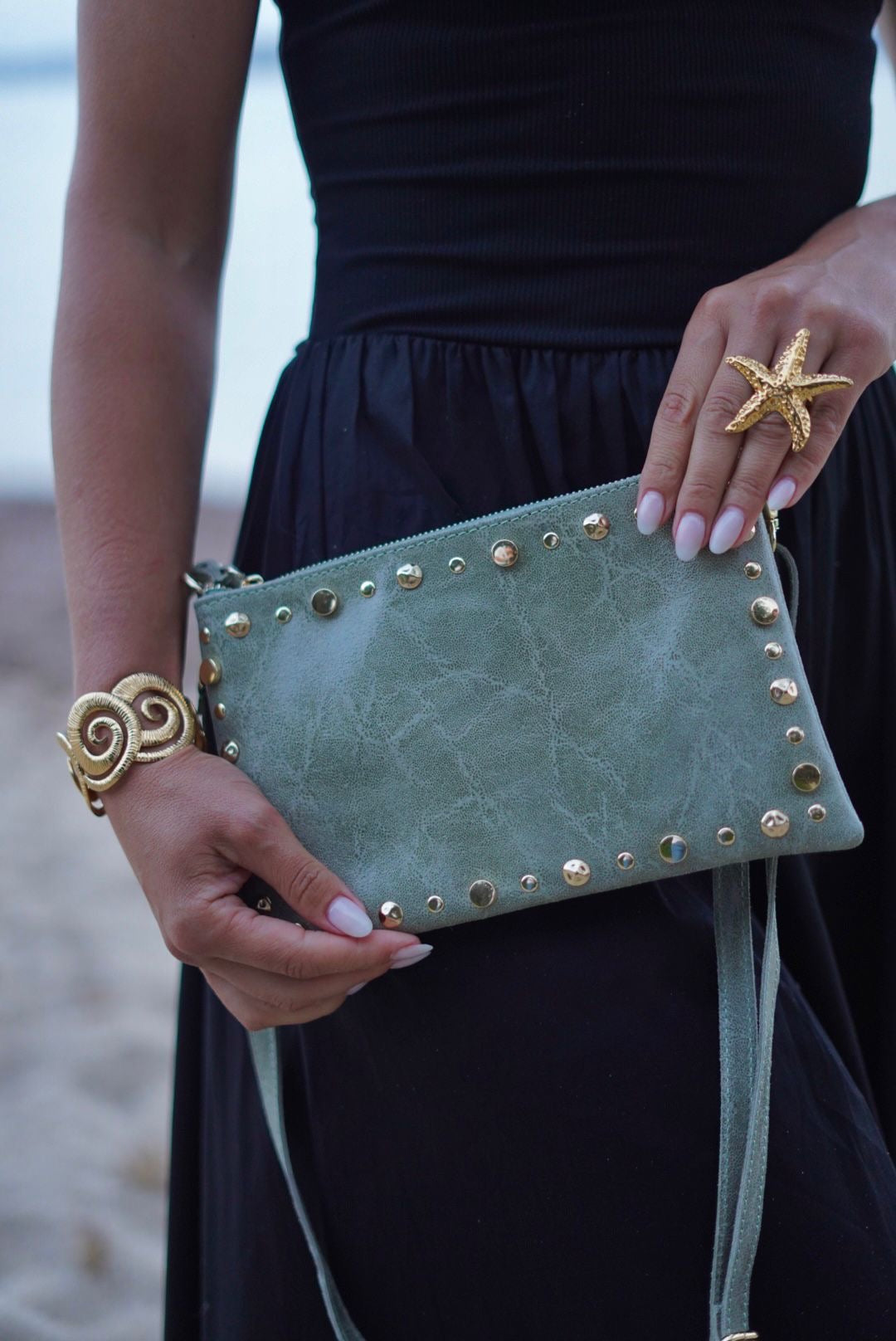 Pochette en cuir vert, orné de clous dorés
