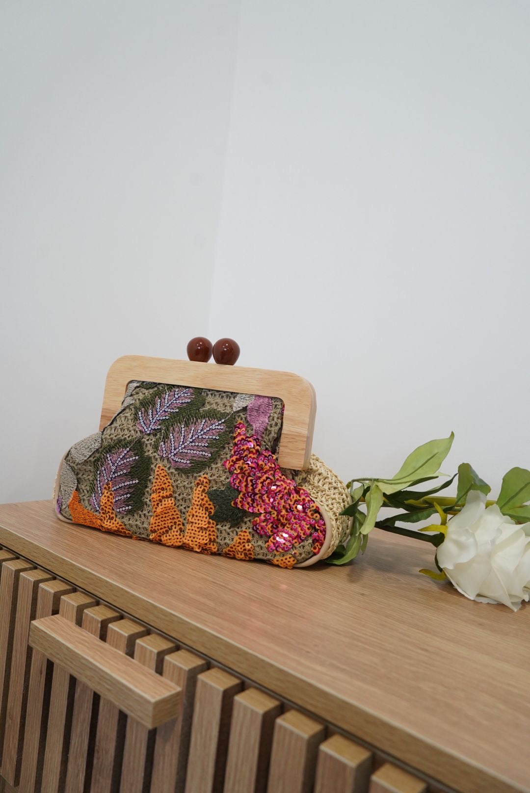 Pochette vintage en tissu brodé à sequins – Fermoir bois - Jad'Or la Mode- La mode au service-de-la-féminité