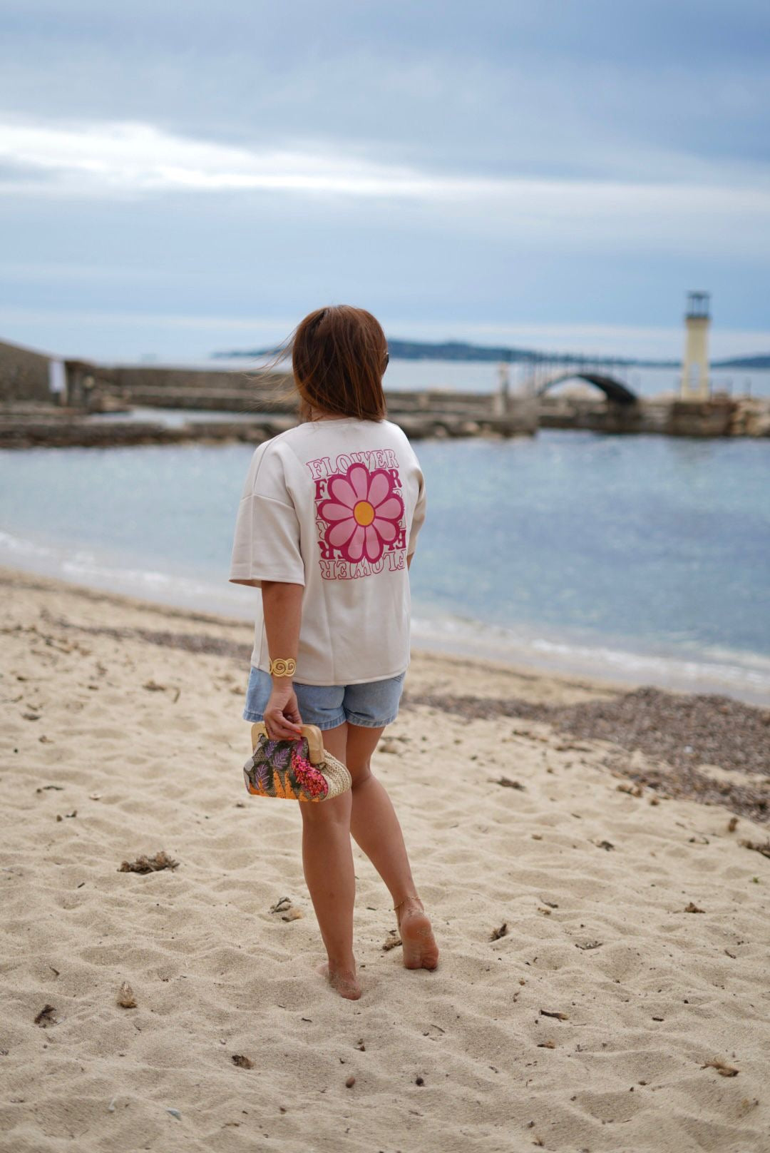 T-shirt beige avec un  imprimé Fleur sur le dos