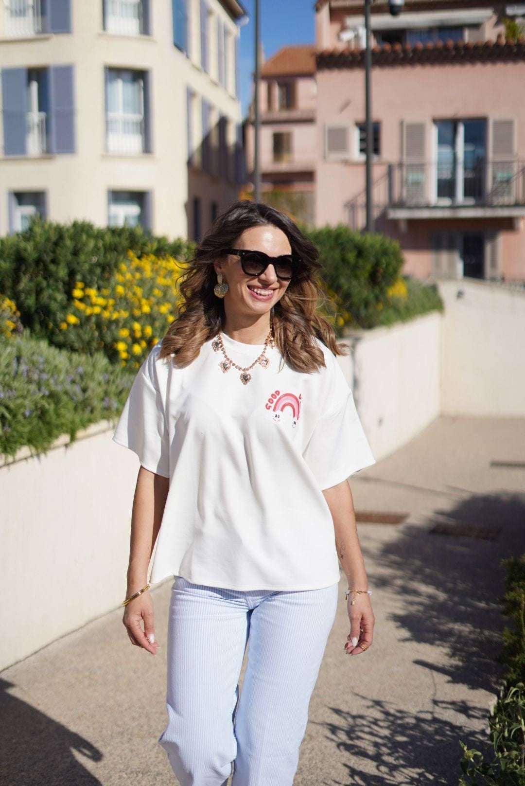 T-shirt blanc "Good Vibes" arc-en-ciel – taille oversize - Jad'Or la Mode- La mode au service-de-la-féminité