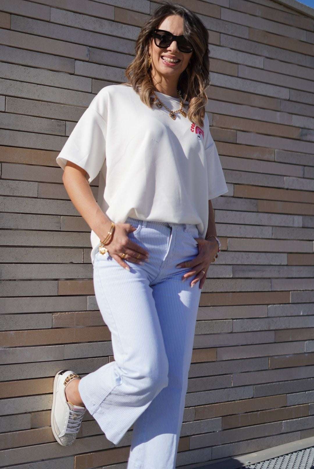 T-shirt blanc "Good Vibes" arc-en-ciel – taille oversize - Jad'Or la Mode- La mode au service-de-la-féminité