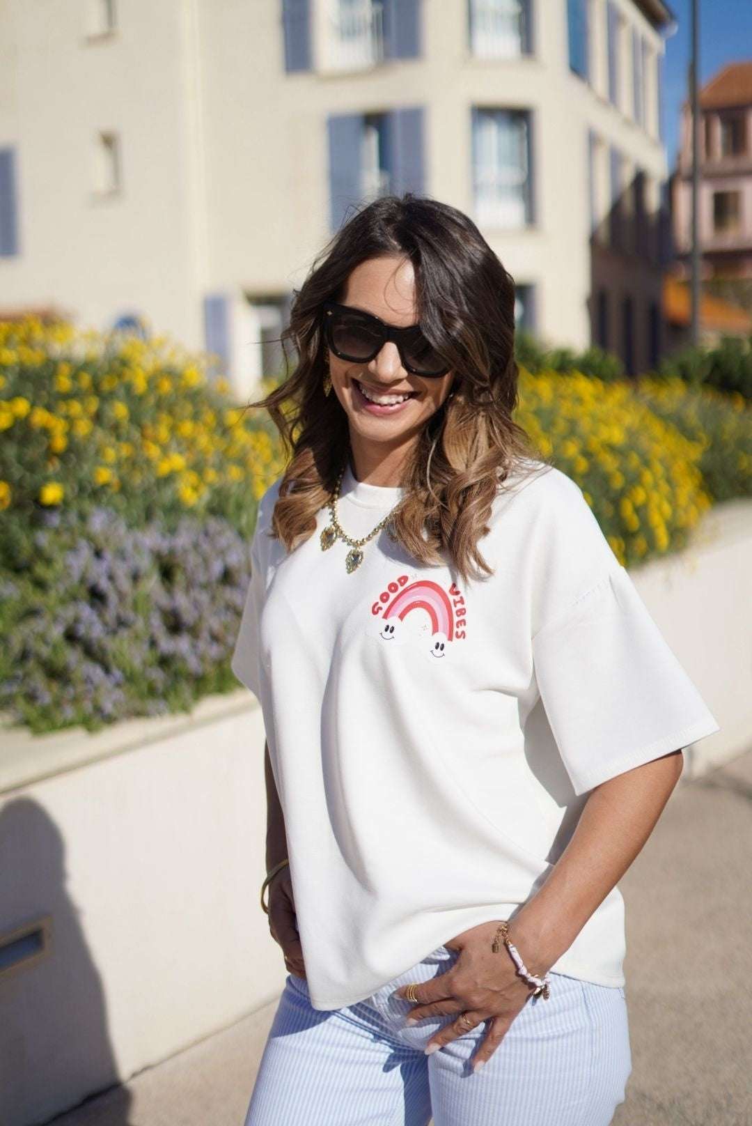 T-shirt blanc "Good Vibes" arc-en-ciel – taille oversize - Jad'Or la Mode- La mode au service-de-la-féminité