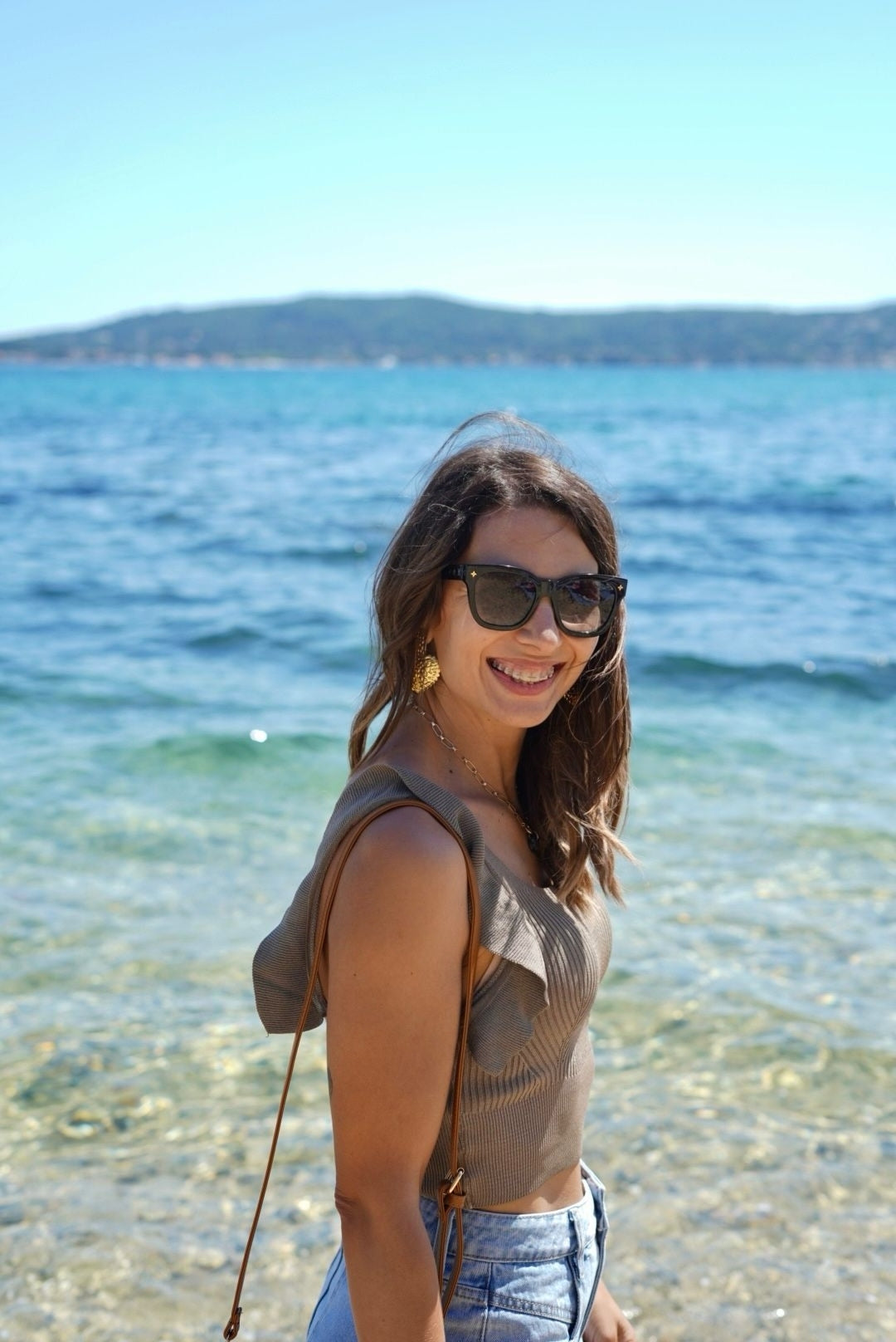Top taupe côtelé à volants – Style bohème chic