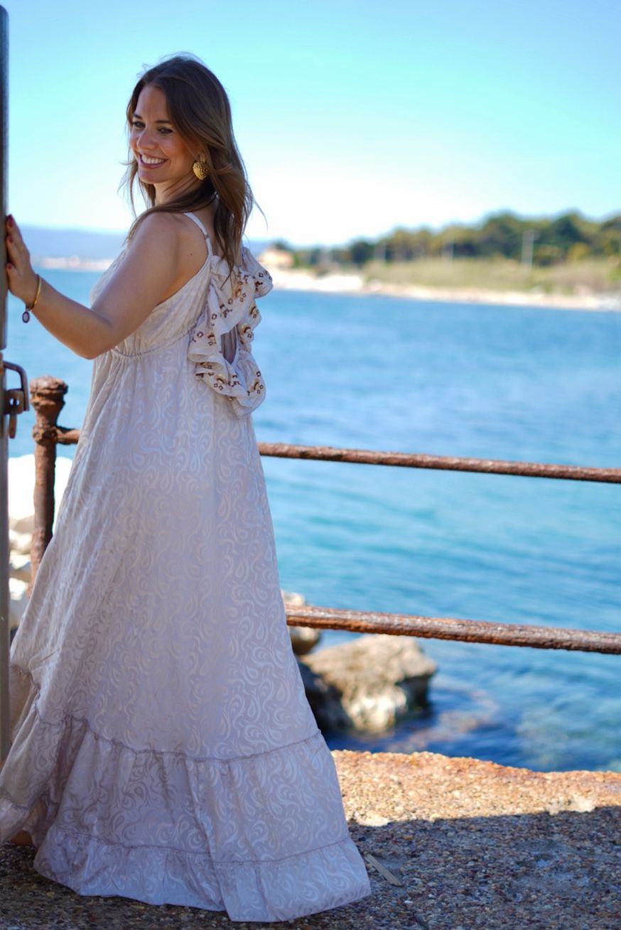 Robe longue dos volanté – Beige nacré à détails brodés