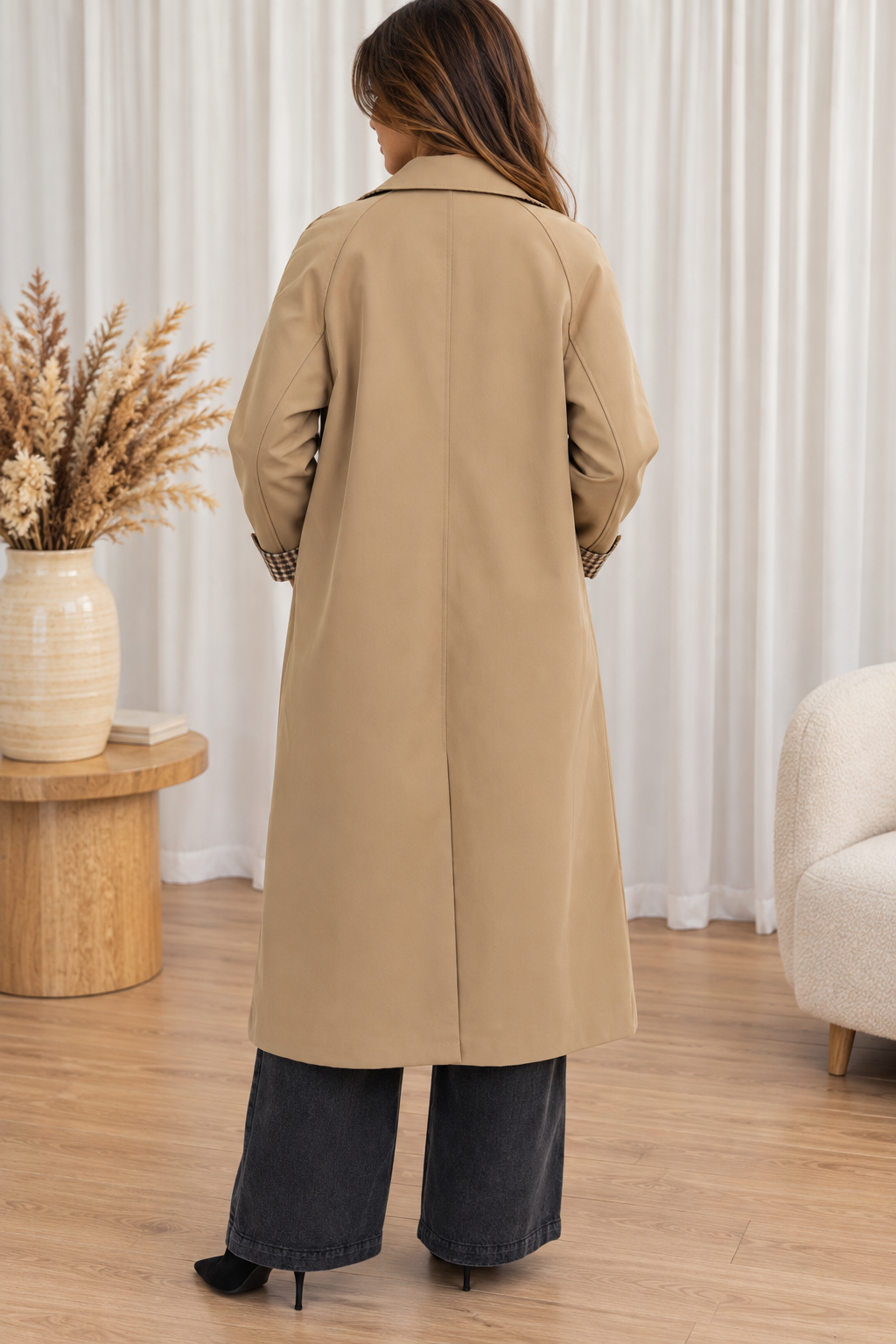 Trench long beige à détails carreaux