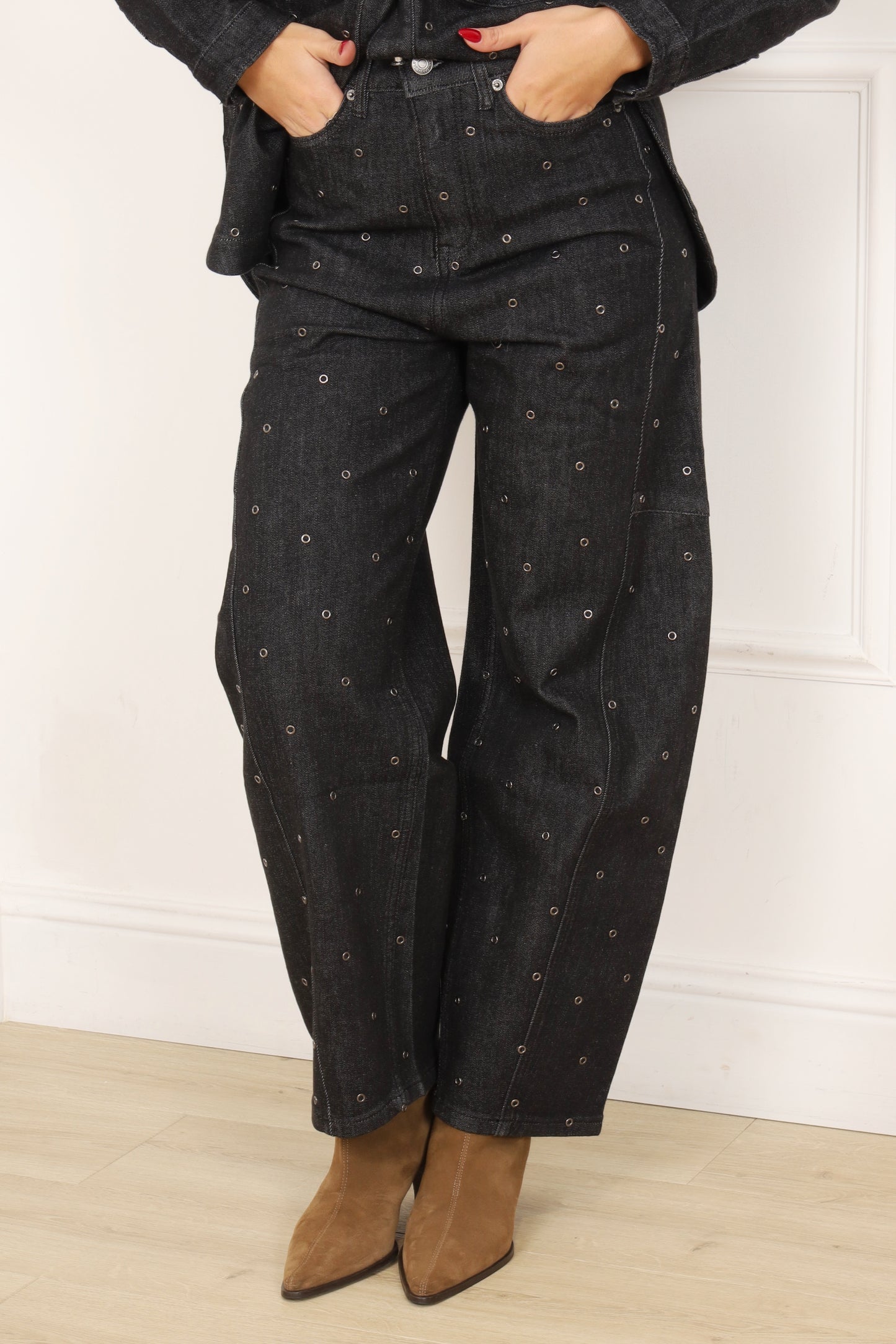 Jean œillet noir femme – Jean original avec détails métalliques