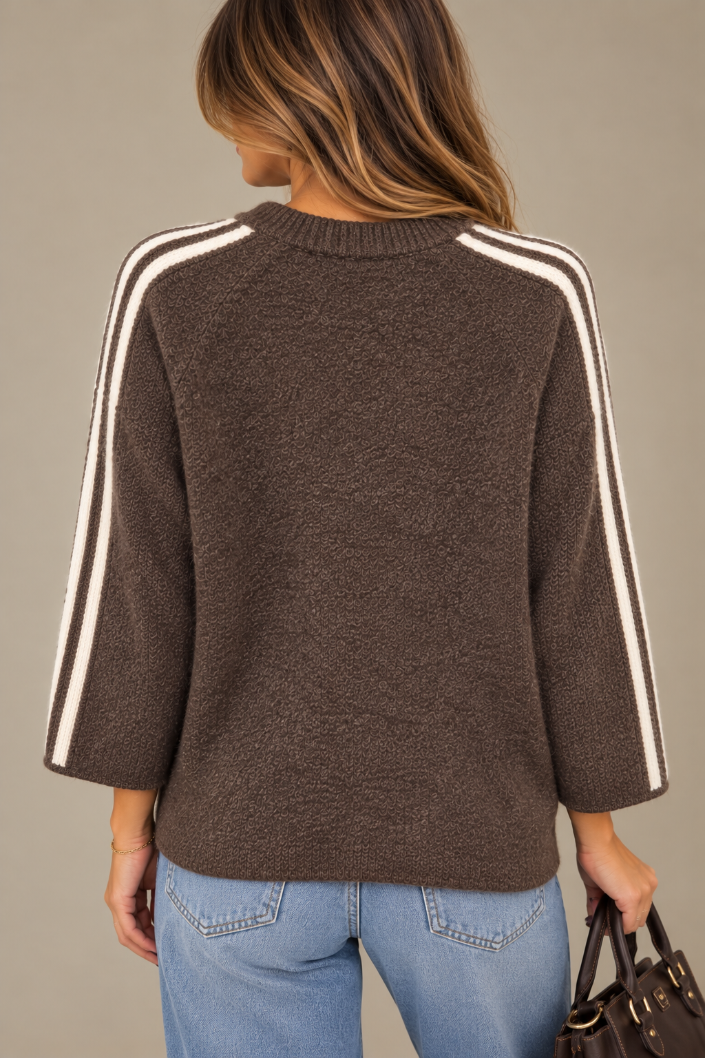 Pull en maille douce chocolat – Rayures Beige