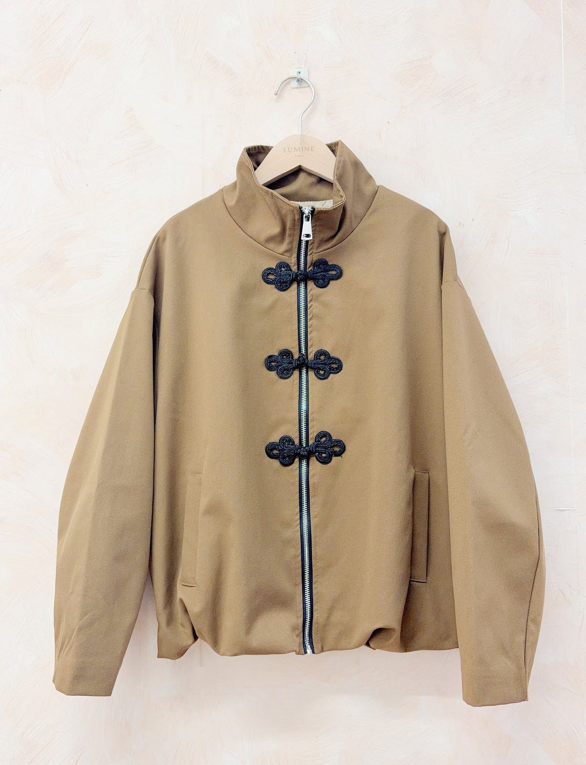 Veste Camel à Brandebourgs Noirs