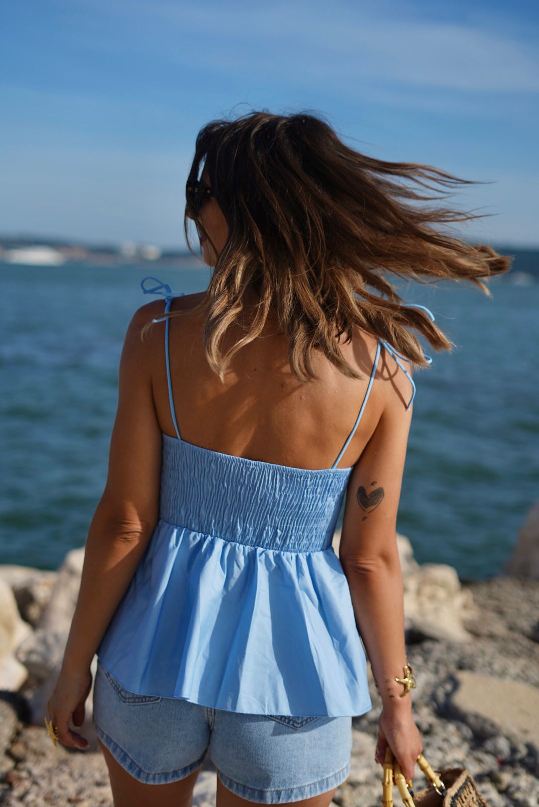 Top bleu à bretelles à nouer – 100% coton – Style estival