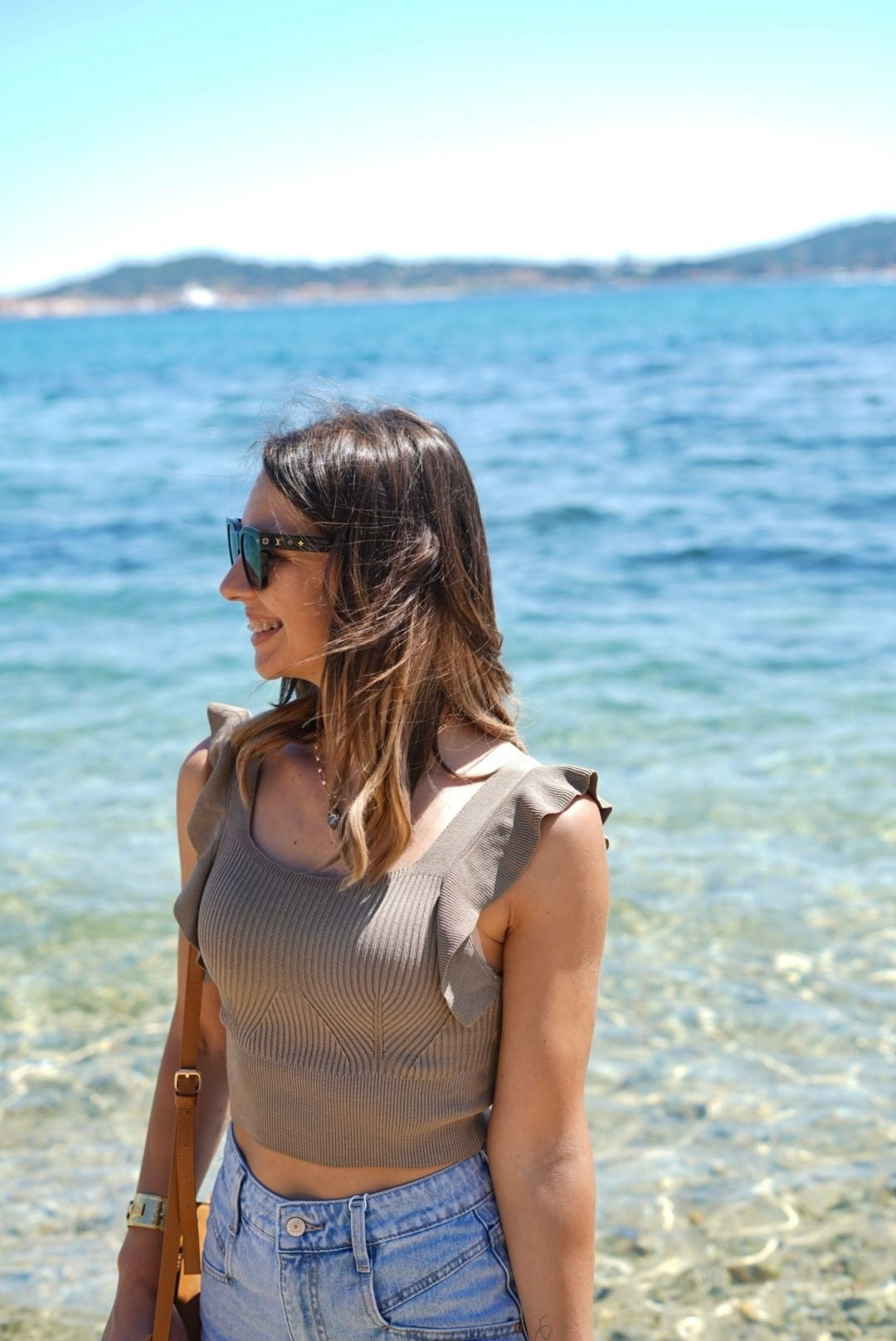 Top taupe côtelé à volants – Style bohème chic
