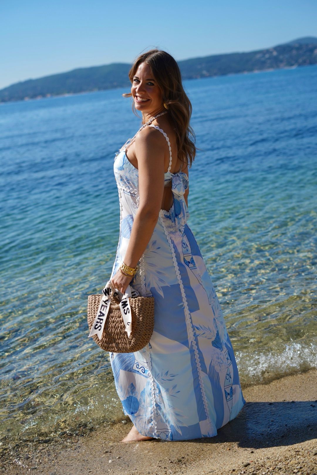 Robe longue dos nu à nœud – Imprimé bleu pastel & blanc