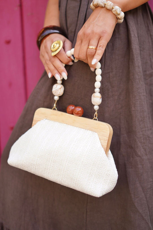 Pochette élégante avec hanse bijou – Le détail chic de l’été