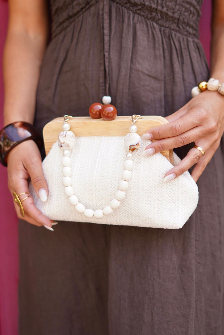 Pochette élégante avec hanse bijou – Le détail chic de l’été