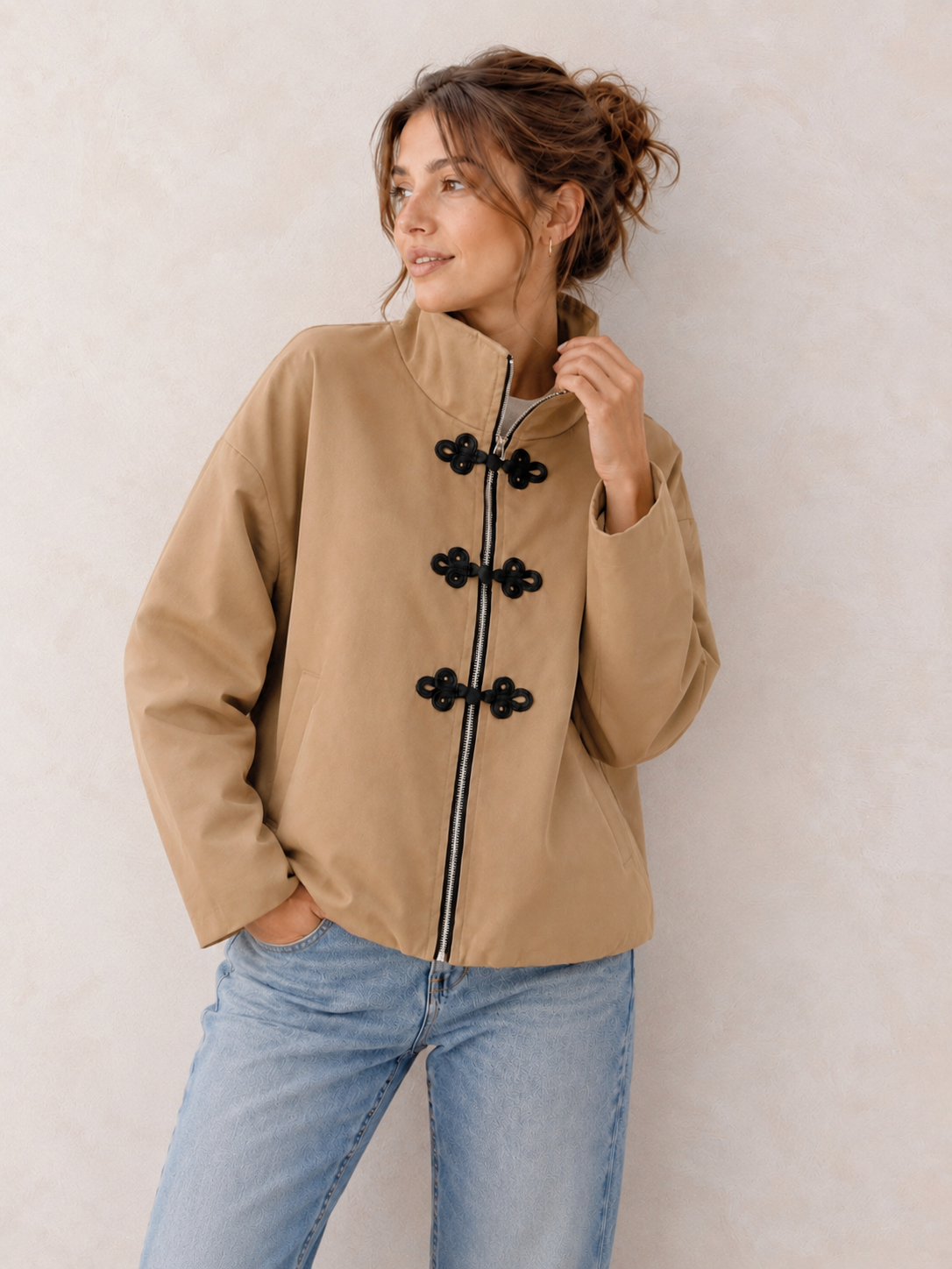Veste Camel à Brandebourgs Noirs
