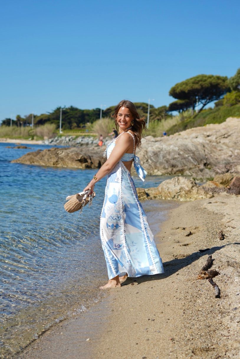 Robe longue dos nu à nœud – Imprimé bleu pastel & blanc