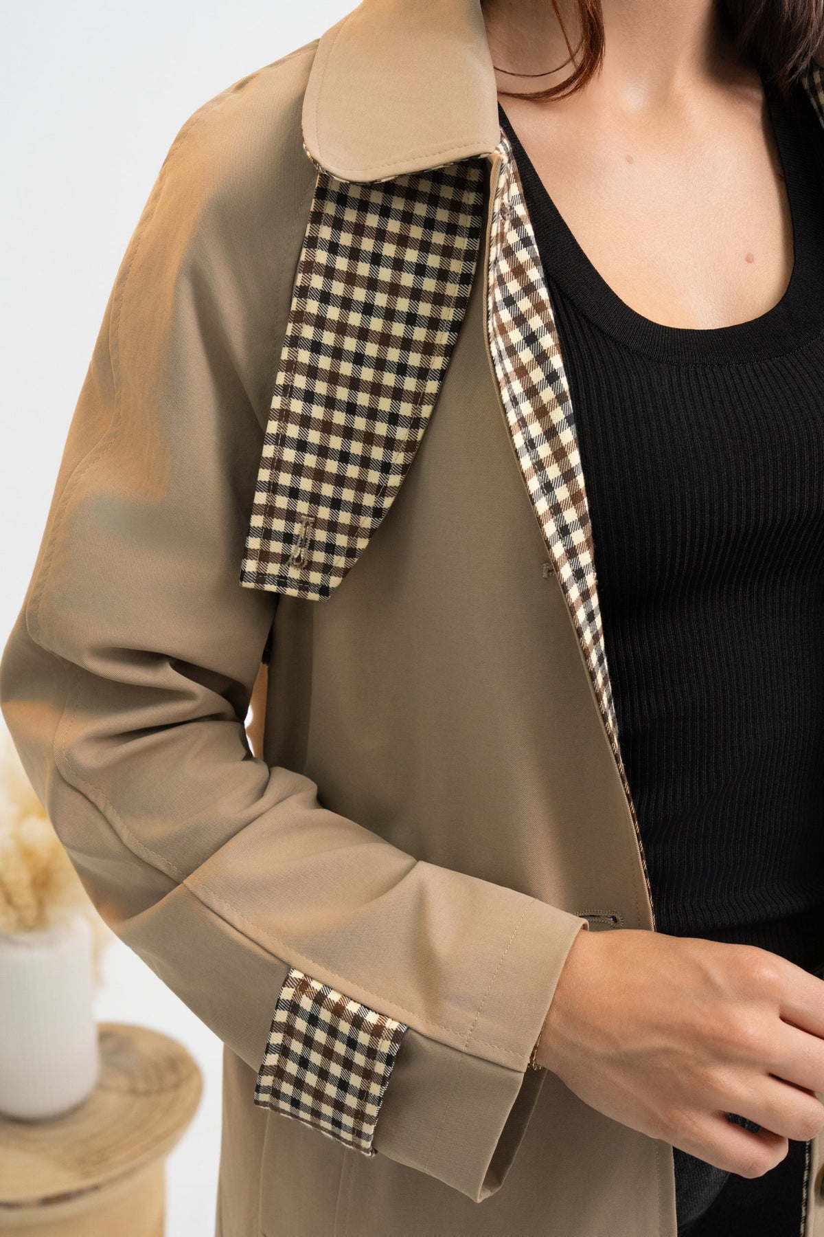 Trench long beige à détails carreaux