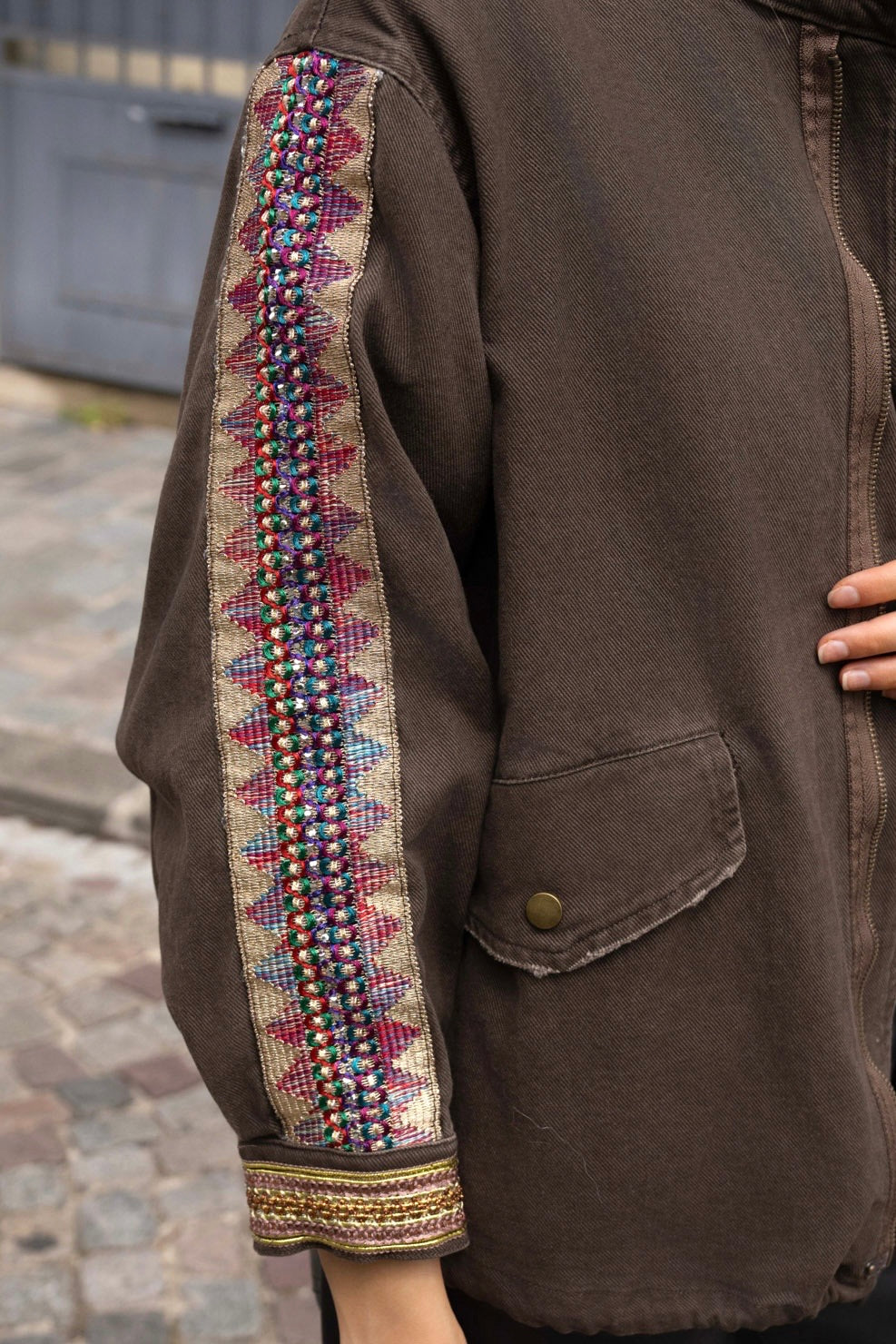 Veste chocolat à galons brodés - 100% coton