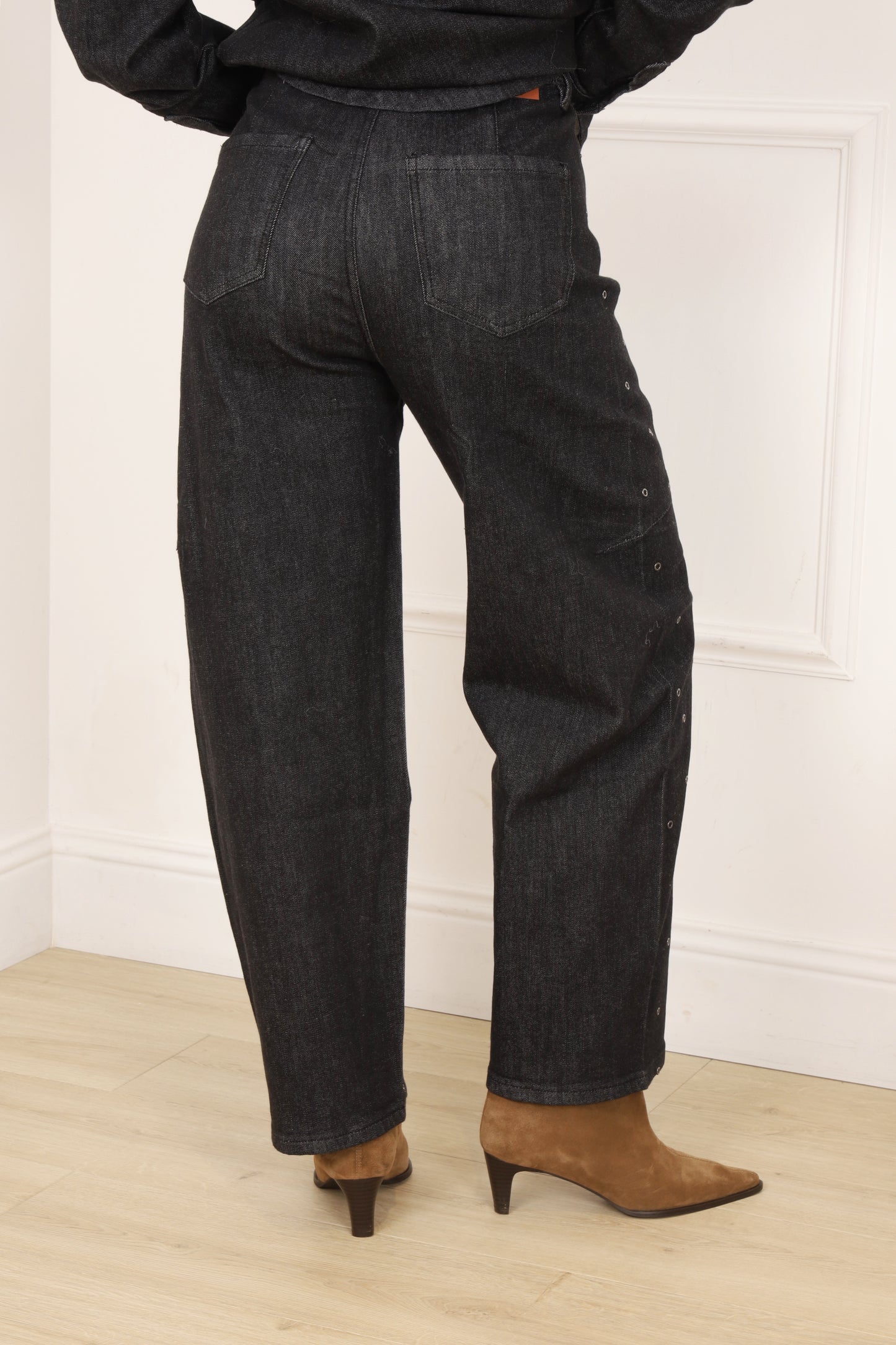 Jean œillet noir femme – Jean original avec détails métalliques