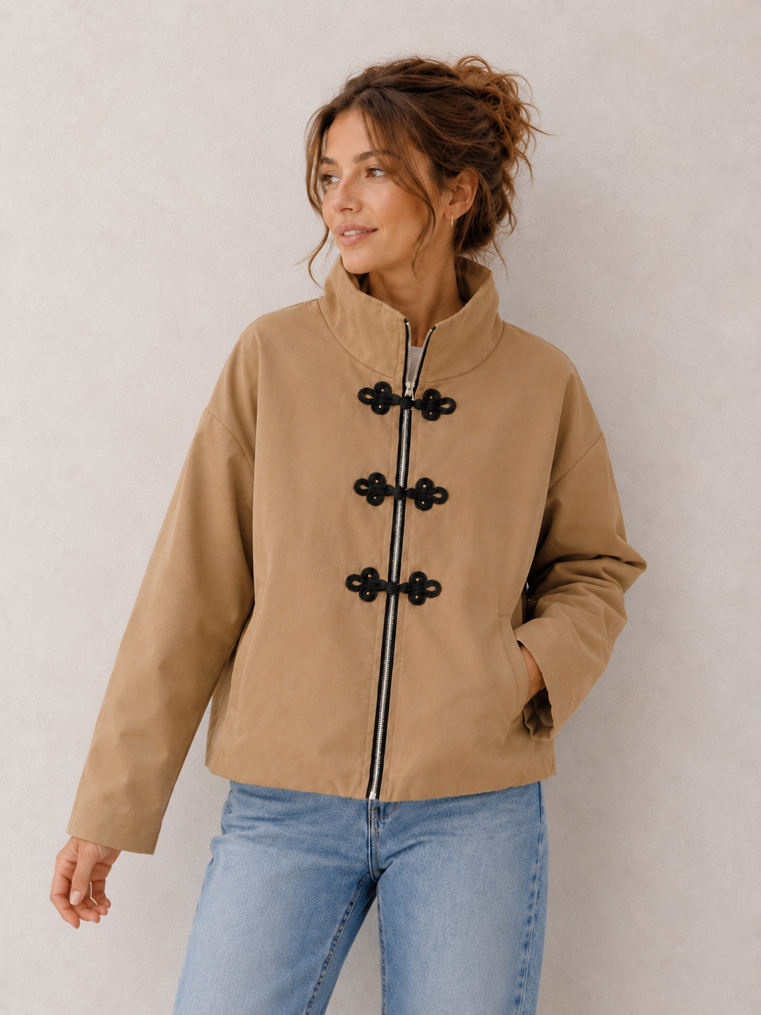 Veste Camel à Brandebourgs Noirs