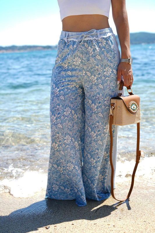 Pantalon large bleu à fleurs – Léger, fluide et tendance pour l’été