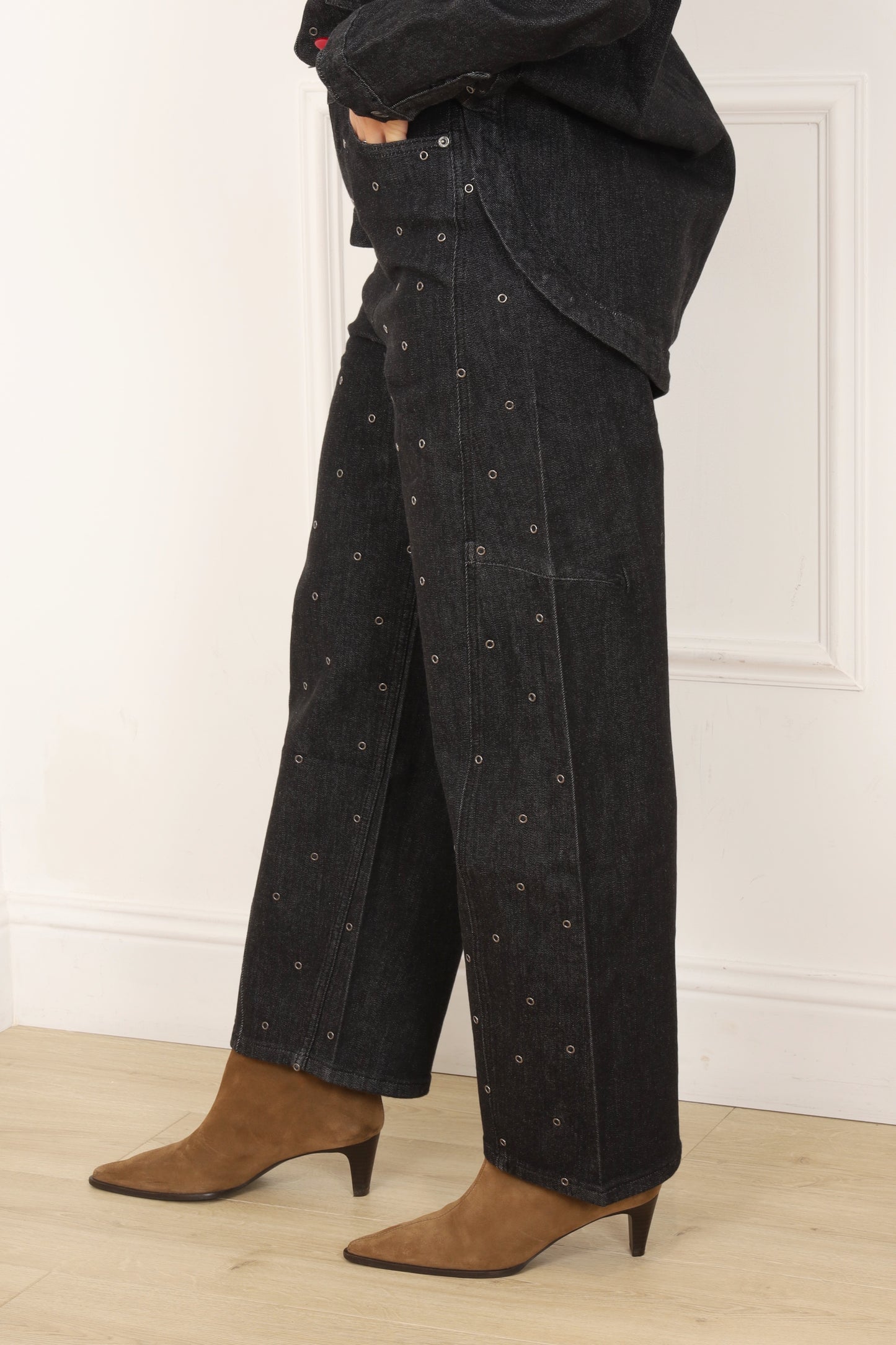 Jean œillet noir femme – Jean original avec détails métalliques