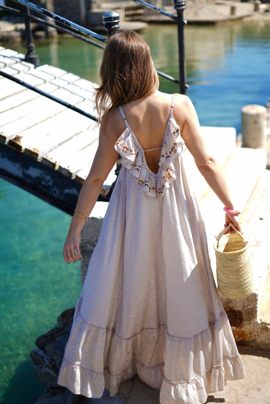 Robe longue dos volanté – Beige nacré à détails brodés