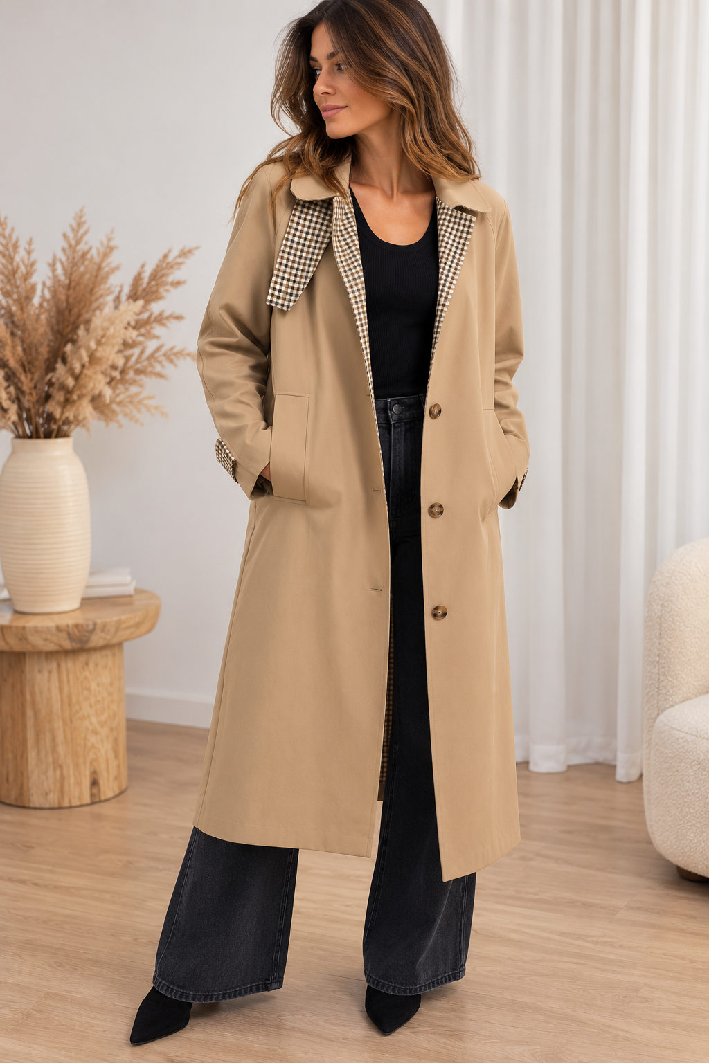 Trench long beige à détails carreaux