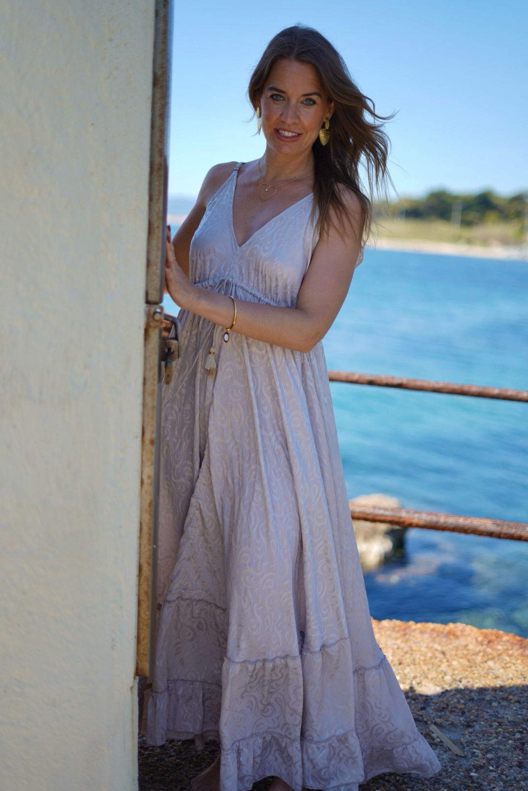 Robe longue dos volanté – Beige nacré à détails brodés